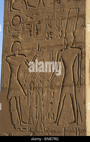 Relief représentant un pharaon en faisant des offrandes au dieu Onuris-Shu. Ramesseum. L'Égypte. Banque D'Images