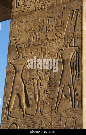 Relief représentant un pharaon en faisant des offrandes au dieu Amon. Ramesseum. L'Égypte. Banque D'Images