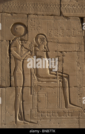 Relief représentant la déesse Tefnout (déesse lionne) et le dieu Ptah. Ramesseum. L'Égypte. Banque D'Images