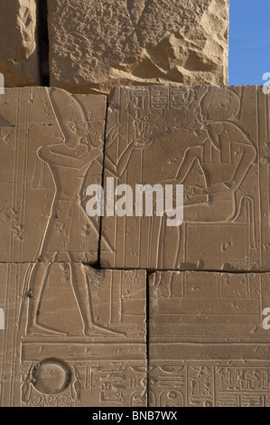 Relief représentant un pharaon en faisant des offrandes au dieu Ra. Ramesseum. L'Égypte. Banque D'Images