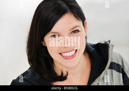 Portrait of a happy occasionnels brown eyed brunette jeune femme. Banque D'Images