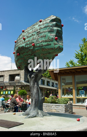 Arbre généalogique moderne célèbre sculpture de nombreux anciens noms de pommes à cidre Somerset Banque D'Images