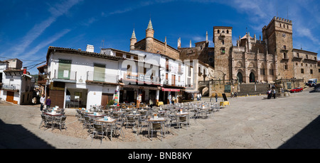 Plaza de Santa María et Monastère Royal de Santa Maria de Guadalupe en Espagne Banque D'Images