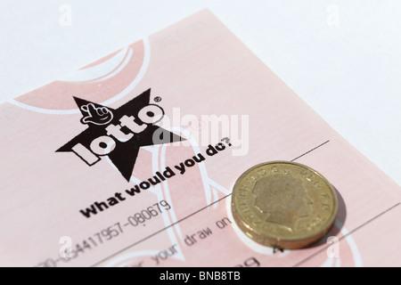 La livre coin se trouve sur un billet de Lotto. Banque D'Images