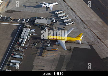 Vue aérienne au-dessus de DHL jet l'aéroport international de San Diego Lindbergh Field en Californie Banque D'Images