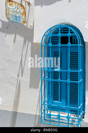 Fenêtre d'une boutique de tailleur au centre de Houmt Souk (la capitale de l'île), Djerba (Tunisie) Banque D'Images