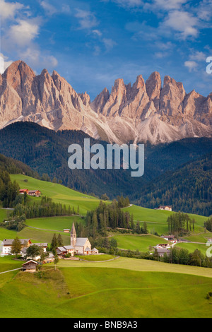 Santa Maddelena et les Dolomites, dans le Val di Funes, Trentin-Haut-Adige Italie Banque D'Images