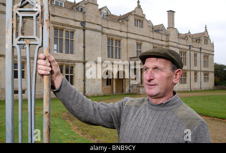 George Kelley, MBE, le dépositaire à Apethorpe Hall, Northants. Banque D'Images