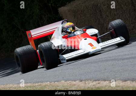 Lewis Hamilton reconnaît foule en ex-Ayrton Senna McLaren MP4-2c à Goodwood Festival of Speed 2010 Banque D'Images