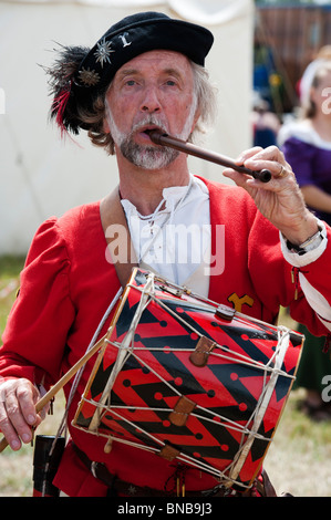 Musicien médiéval avec tambour et sifflent à l'Tewkesbury fête médiévale 2010. Gloucester, Gloucestershire, Angleterre Banque D'Images