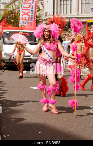 Londres Gay Pride , Miss Venezuela jeune homme ou garçon en jupe rose , pink bra & fan & plumes roses partout dans Banque D'Images