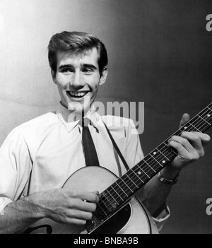 JIM DALE - chanteuse pop britannique en 1957, à son domicile de Londres Banque D'Images