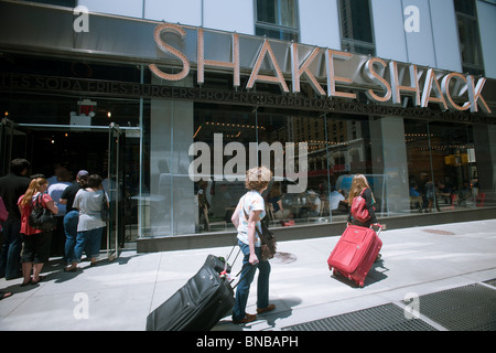 La direction générale de midtown Manhattan le Shake Shack s'ouvre. Banque D'Images