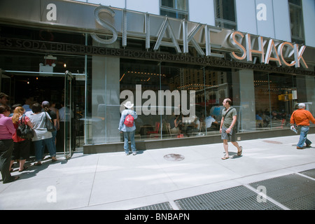 La direction générale de midtown Manhattan le Shake Shack s'ouvre. Banque D'Images