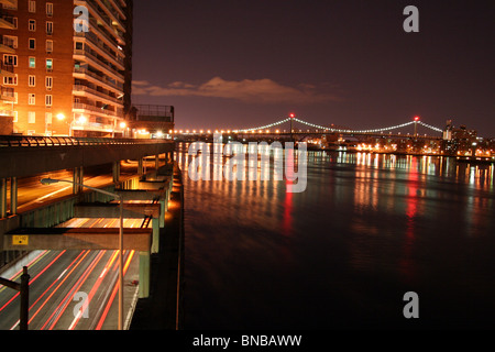 Le trafic urbain de nuit sur la FDR Drive dans la ville de New York Banque D'Images