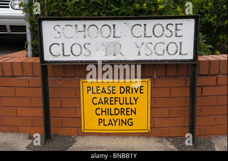 Offres et demandes de logement à proximité de l'école construite sur le site de l'ancienne école moderne secondaire Twmpath Pontypool Torfaen South Wales UK Banque D'Images