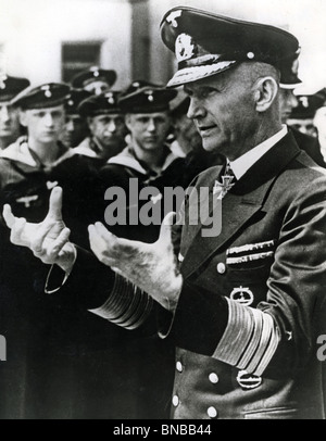 L'amiral Karl Doenitz commandant naval allemand avec les équipages des U-Boat en novembre 1942 Banque D'Images