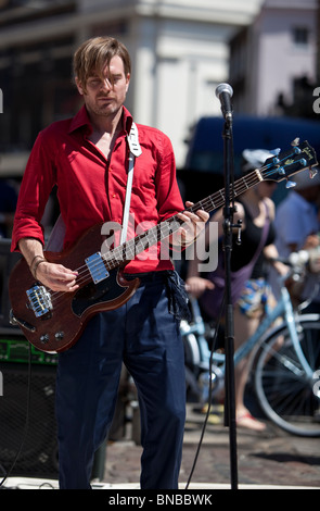 Portrait de la guitariste du groupe Call Me animal, effectuant à Covent Garden, London, England, UK Banque D'Images