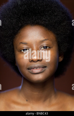 Close-up portrait de jeune femme afro-américaine avec une coiffure afro rétro Banque D'Images