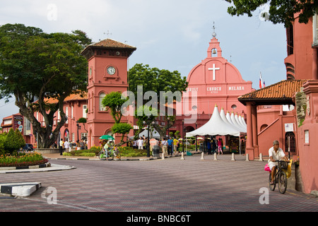 La place historique de Melaka, le Stadhuys néerlandais et la Christ Church Banque D'Images