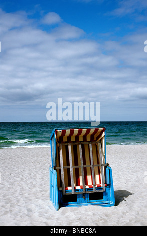 Strandkorb de plage (président) lors d'une plage de la mer Baltique sur la péninsule de Darß Ahrenshoop de Mecklenburg-Vorpommern en Allemagne. Banque D'Images