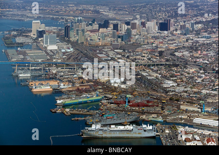 Vue aérienne au-dessus de port et sur les toits de la ville San Diego, Californie Banque D'Images