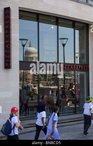 Pizza Express sur le côté de la banque de Londres avec la Cathédrale St Paul à la réflexion Banque D'Images