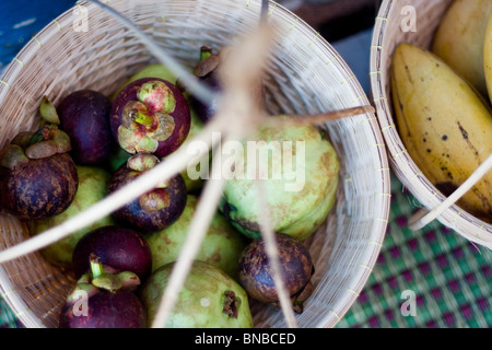 Les mangoustans et autres fruits tropicaux dans un panier, Thaïlande Banque D'Images