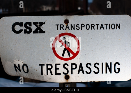 Un CSX Railroad Transportation sign avise les personnes de l'intrusion sur les pistes Banque D'Images