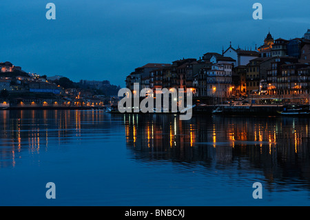 La rivière Douro serpente à travers Porto by night, Portugal Banque D'Images