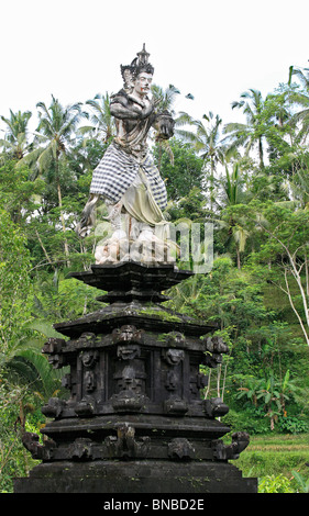 Une immense statue, peut-être du dieu Indra, dans le parc du Temple Tirta Empul, Tampak Siring, près de Ubud, Bali, Indonésie Banque D'Images