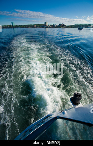 La vue depuis le ferry à Halifax-Dartmouth au service vers le front de mer de Dartmouth et l'Alderney terminal. Banque D'Images