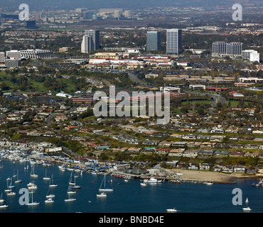 Vue aérienne au-dessus de voiliers Newport Beach bay Costa Mesa Orange County en Californie Banque D'Images