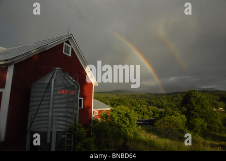 Un double arc-en-ciel traverse le ciel près d'une grange dans la région de Waitsfield, Vermont. Banque D'Images