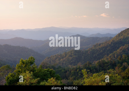 Collines couvertes de forêt tropicale dans le parc national de Kaeng Krachan, Thaïlande Banque D'Images