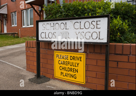 Offres et demandes de logement à proximité de l'école construite sur le site de l'ancienne école moderne secondaire Twmpath Pontypool Torfaen South Wales UK Banque D'Images