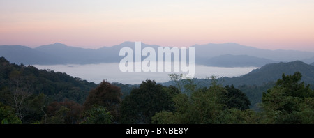 Vue sur la mer de brouillard de Panoen Thung camp dans le parc national de Kaeng Krachan, Thaïlande Banque D'Images