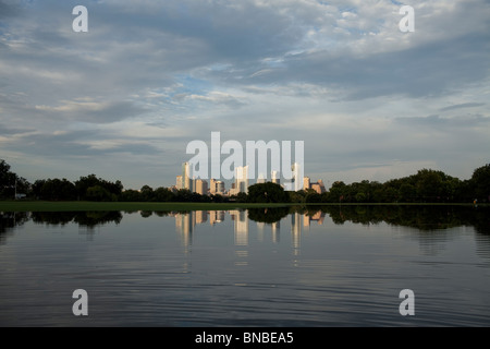 L'Austin, Texas, Skyline se reflète dans une grande piscine d'eau de pluie du centre-ville de ZIlker Park Banque D'Images