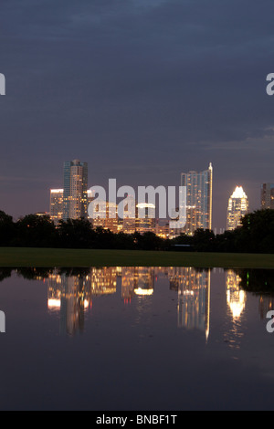 L'Austin, Texas, Skyline se reflète dans une grande piscine d'eau de pluie du centre-ville de ZIlker Park Banque D'Images