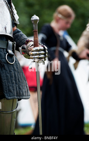 Chevalier médiéval tenant une épée avec des armures à la Tewkesbury fête médiévale 2010. Gloucester, Gloucestershire, Angleterre Banque D'Images