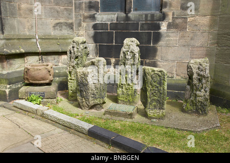 Les Anglo-saxon et arbres tomb-dalles à l'église St Mary à Sandbach UK Banque D'Images