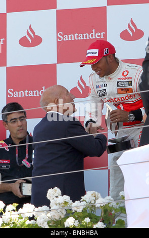 Lewis Hamilton se serrer la main avec Sterling Moss lors du British Grand Prix de Formule 1, Silverstone, 11.7.2010 Banque D'Images