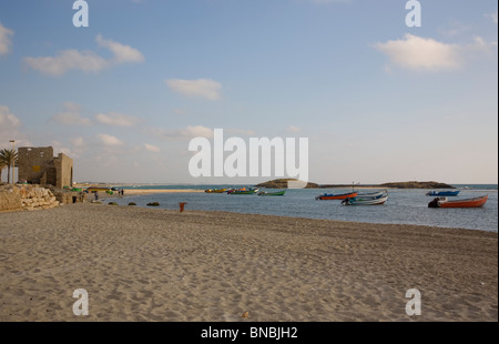 Des bateaux de pêche à l'Dor Beach en Israël Banque D'Images