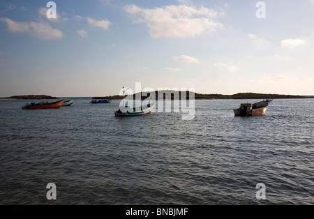 Des bateaux de pêche à l'Dor Beach en Israël Banque D'Images