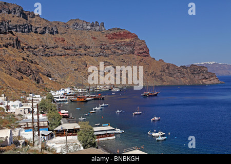 Port de l'île de Thirassia, Santorini, Cyclades, Mer Égée, Grèce Banque D'Images