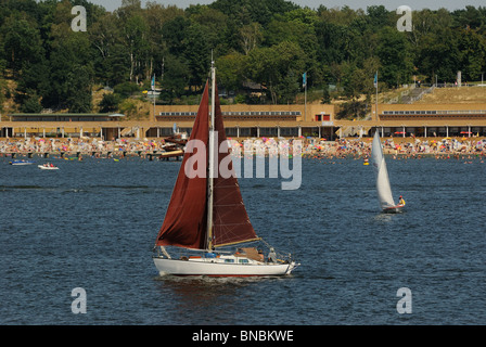 Bateaux en face de Strandbad Wannsee lido. Am Grossen Wannsee Lake, district de Zehlendorf, Berlin, Allemagne, Europe. Banque D'Images