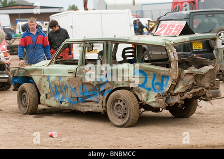 Banger racing pilote mécanicien junk scrap frapper vieille voiture avec marteau marteau de réparation réparation entretien voiture cowboy Banque D'Images