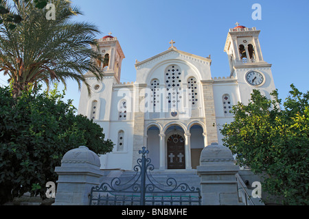 À l'église du village de Pyrgos, île de Tinos, Cyclades, Mer Égée, Grèce Banque D'Images