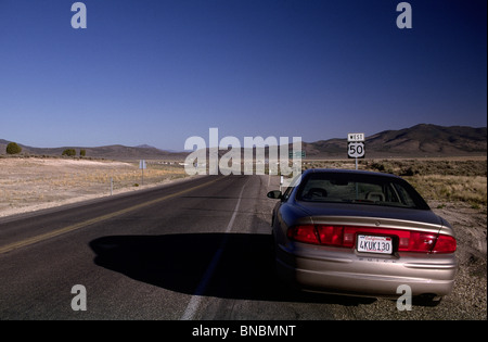 USA, Nevada, Highway 50, voiture garée sur le bord de la route Banque D'Images