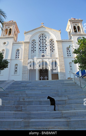 À l'église du village de Pyrgos, île de Tinos, Cyclades, Mer Égée, Grèce Banque D'Images